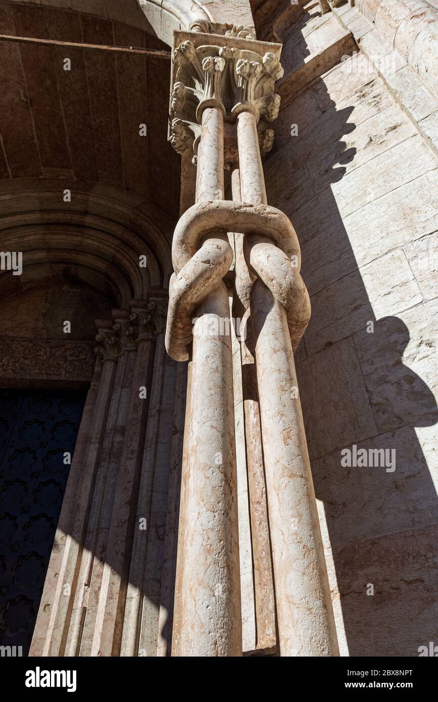 Kathedrale San Vigilio (Duomo di Trento, 1212-1321) mit vier Marmorsäulen (Colonne Ofitiche italienisch), Symbol der menschlichen und göttlichen Natur Stockfoto