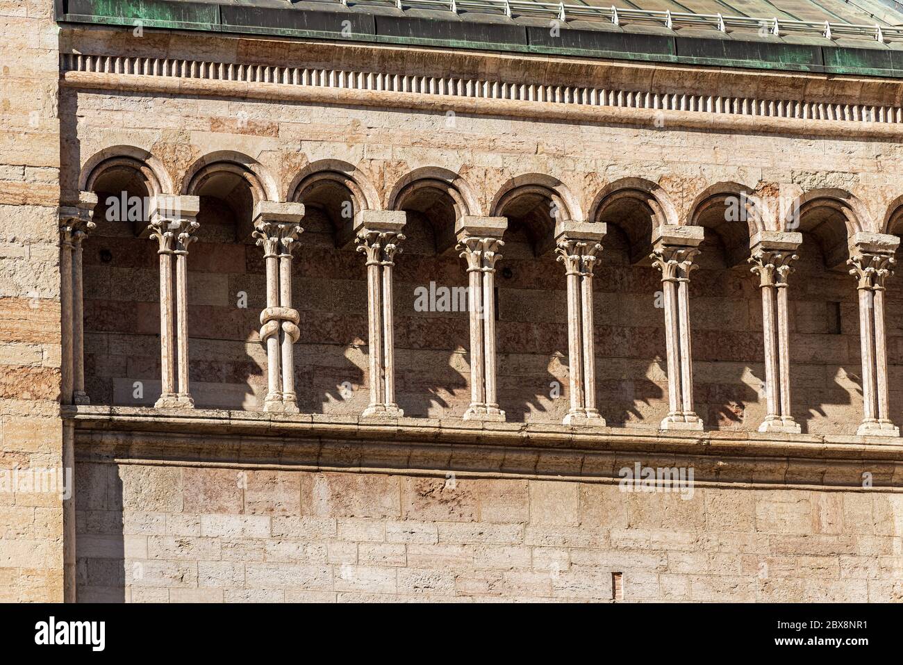 Kathedrale von San Vigilio (Duomo di Trento, 1212-1321) mit zwei Marmorsäulen (Colonne Ofitiche), Symbol der menschlichen und göttlichen Natur Christi Stockfoto