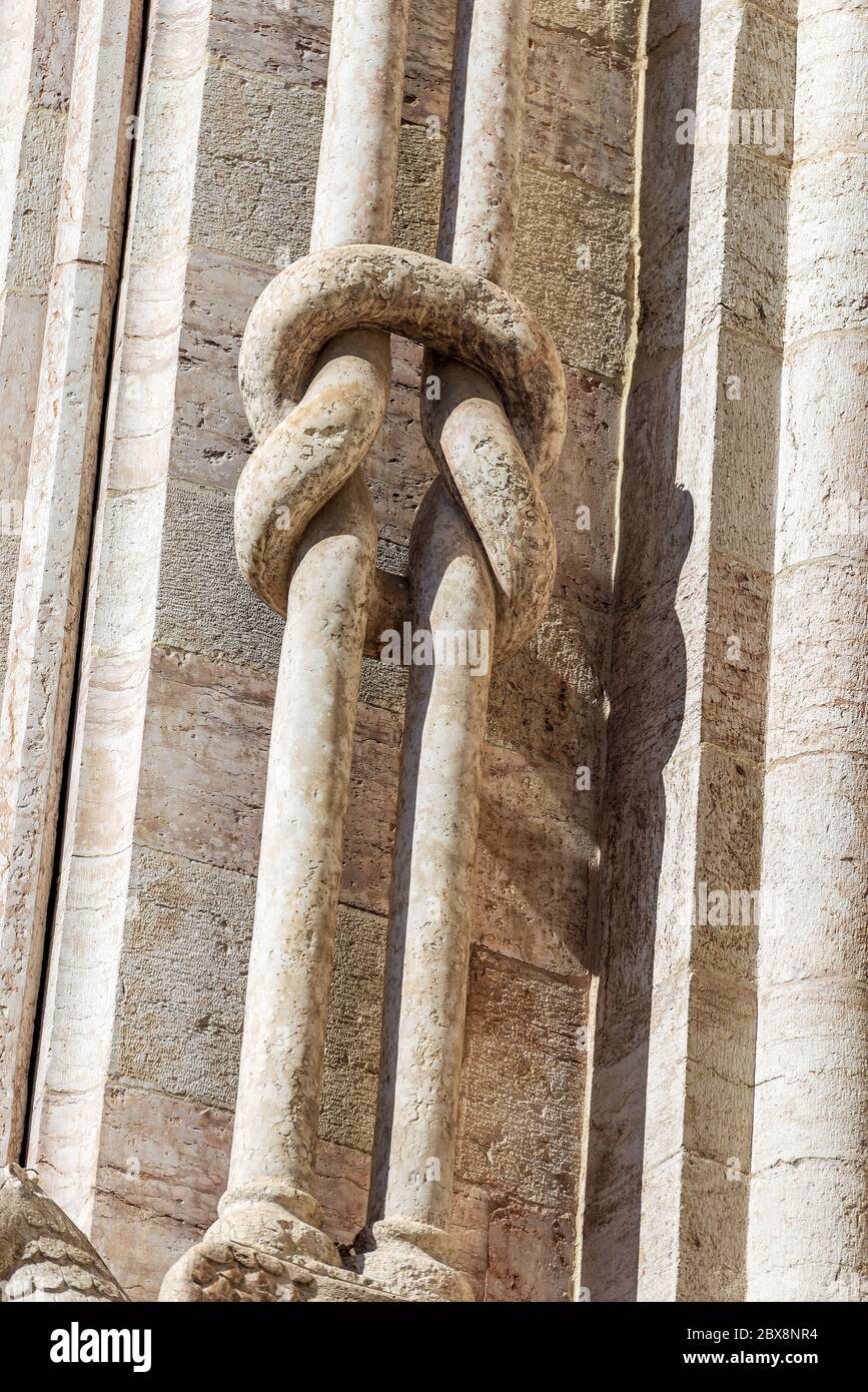 Kathedrale von San Vigilio (Duomo di Trento, 1212-1321) mit zwei Marmorsäulen (Colonne Ofitiche), Symbol der menschlichen und göttlichen Natur Christi Stockfoto