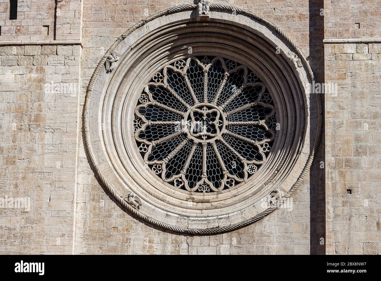 Rosé-Fenster der Fassade des Doms von St. Vigil (Duomo di Trento, 1212-1321) in romanischem und gotischem Stil. Trient, Trentino-Südtirol, Italien Stockfoto
