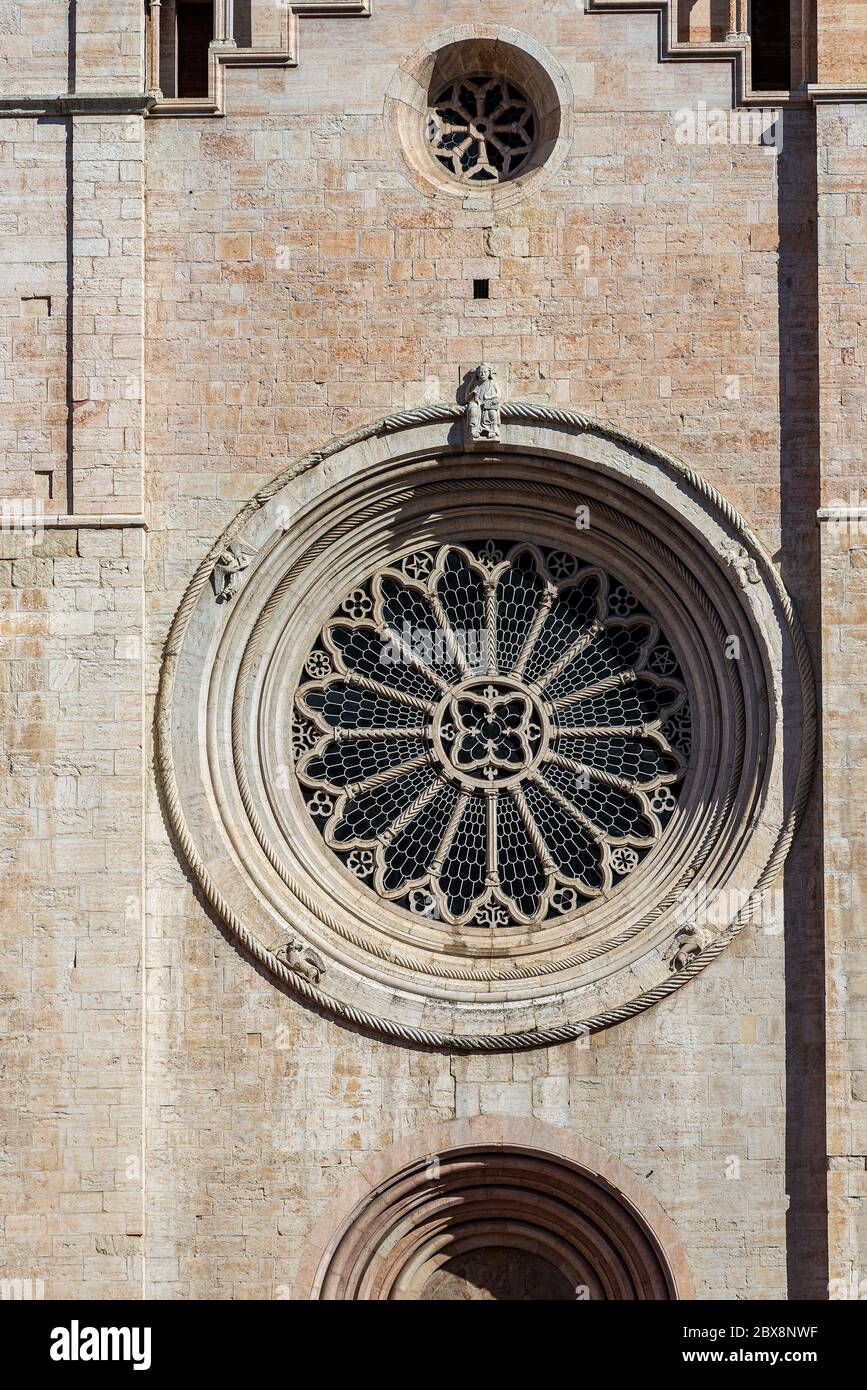 Rosé-Fenster der Fassade des Doms von St. Vigil (Duomo di Trento, 1212-1321) in romanischem und gotischem Stil. Trient, Trentino-Südtirol, Italien Stockfoto