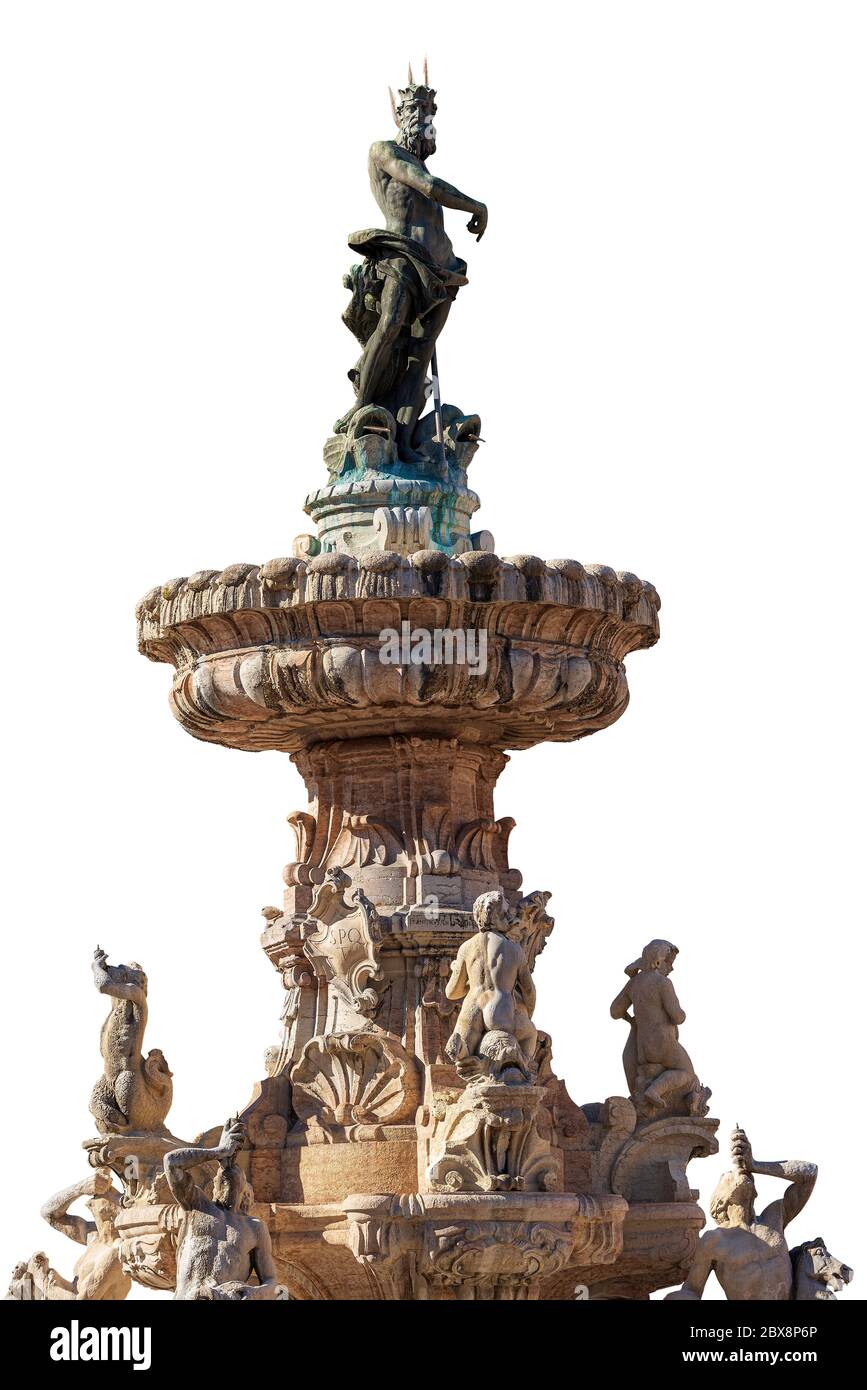 Trient. Neptunbrunnen isoliert auf weißem Hintergrund, Platz der Kathedrale (Piazza del Duomo) mit der Bronzestatue des römischen Gottes mit dem Dreizack Stockfoto