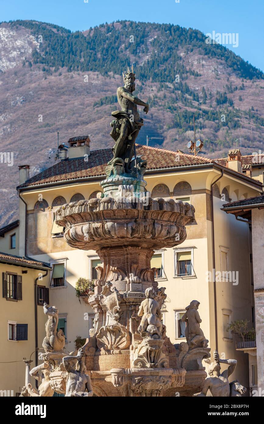 Neptunbrunnen auf dem Domplatz (Piazza del Duomo) mit der Bronzestatue des römischen Gottes mit dem Dreizack. Trient, Italien, Europa Stockfoto