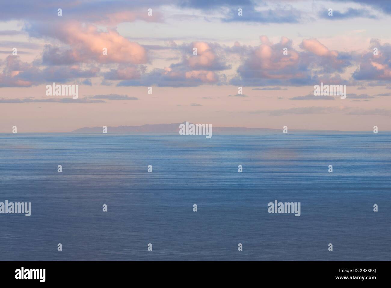 Sanfte hellblaue Stunde über Santa Maria von Sao Miguel, Azoren Inseln aus gesehen Stockfoto