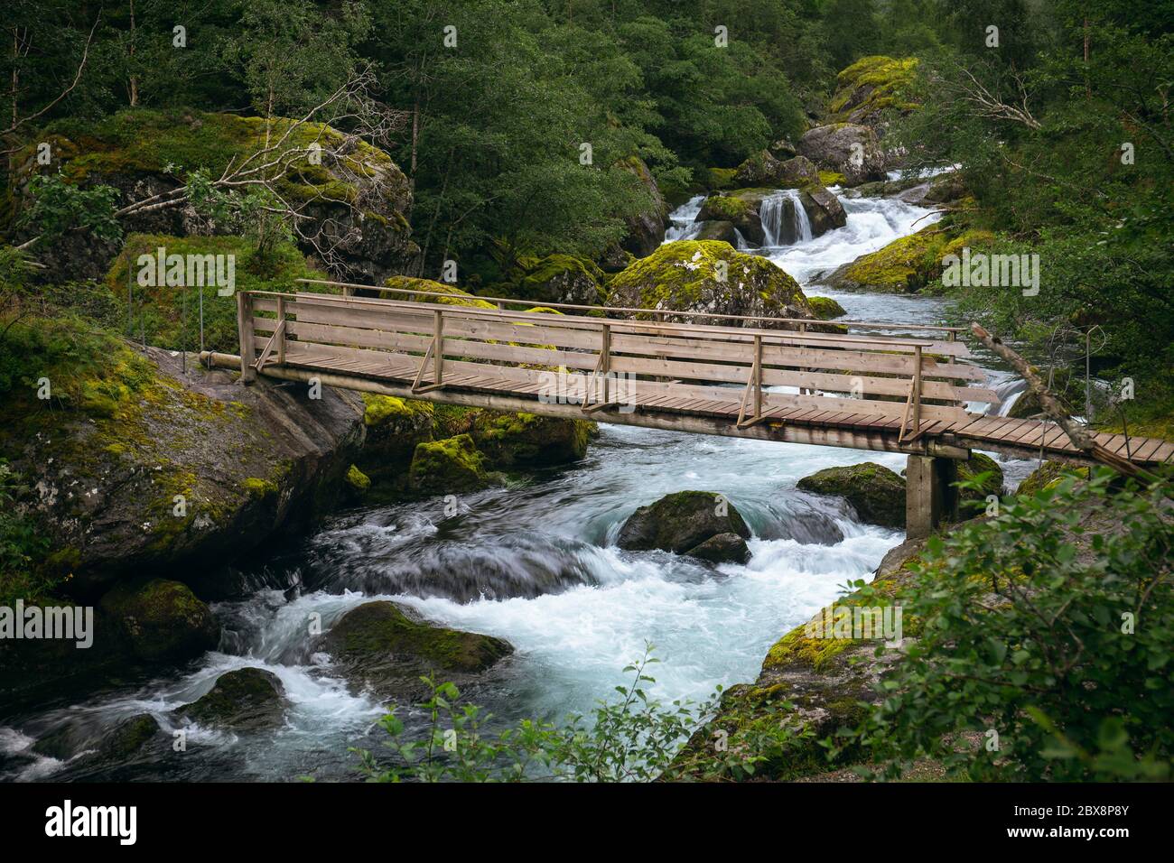 Holzbrücke über den Fluss Down Buerbreen Gletscher, Norwegen Stockfoto