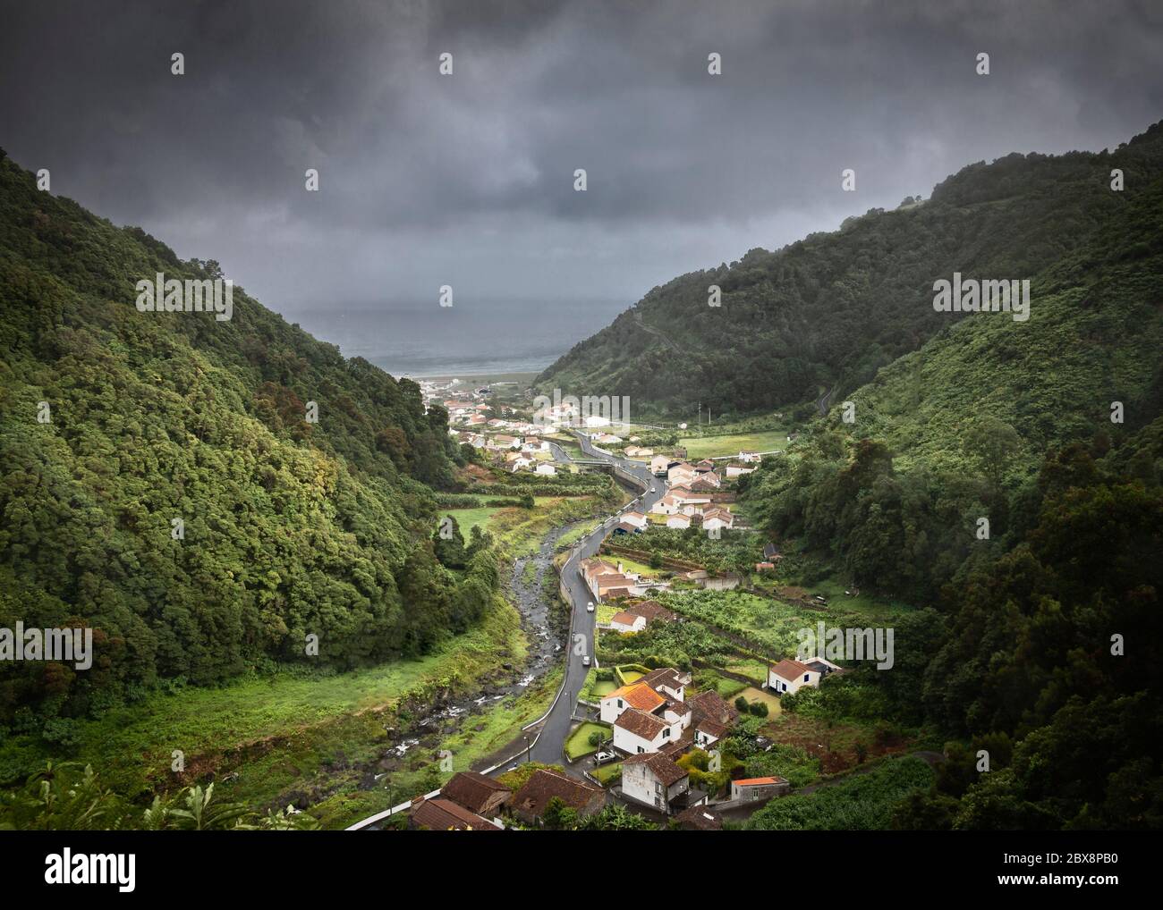 Moody Wetter auf einem Tal in Sao Miguel, Azoren Inseln Stockfoto