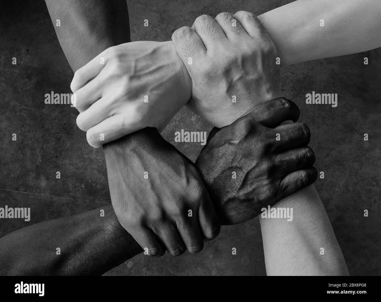 Multirassische Gruppe mit schwarzen afroamerikanischen kaukasischen und asiatischen Händen halten sich gegenseitig Handgelenk in Toleranz Einheit Liebe und Anti-Rassismus Konzept in BL Stockfoto
