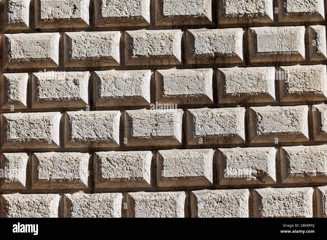 Ashlar (Bugnato auf Italienisch), Nahaufnahme einer Mauer aus großen Steinblöcken in Trient, Trentino-Südtirol, Italien, Europa Stockfoto