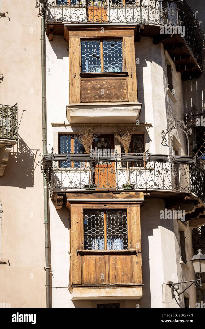 Alte Holz- und schmiedeeiserne Balkone in der Innenstadt von Trento, Trentino-Südtirol, Italien, Europa Stockfoto