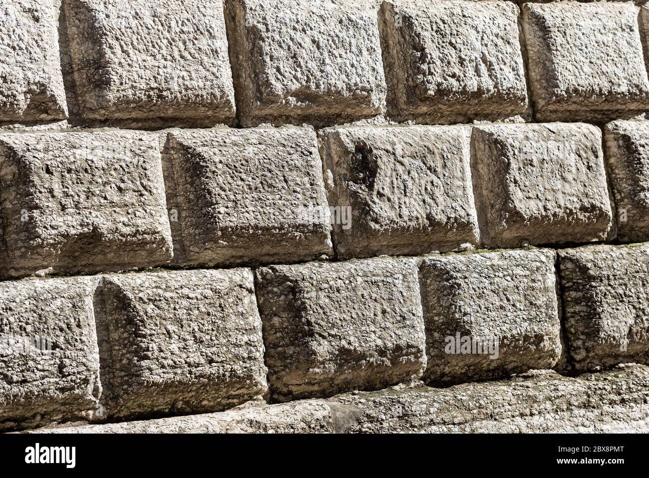 Ashlar (Bugnato auf Italienisch), Nahaufnahme einer Mauer aus großen Steinblöcken in Trient, Trentino-Südtirol, Italien, Europa Stockfoto