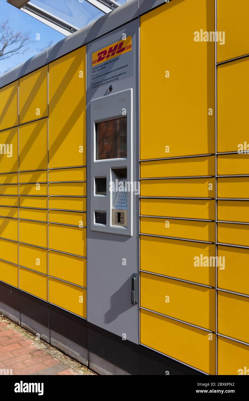 DHL Packstation, wo Kunden ihre Bestellung selbst abholen und auch Pakete  versenden können Stockfotografie - Alamy
