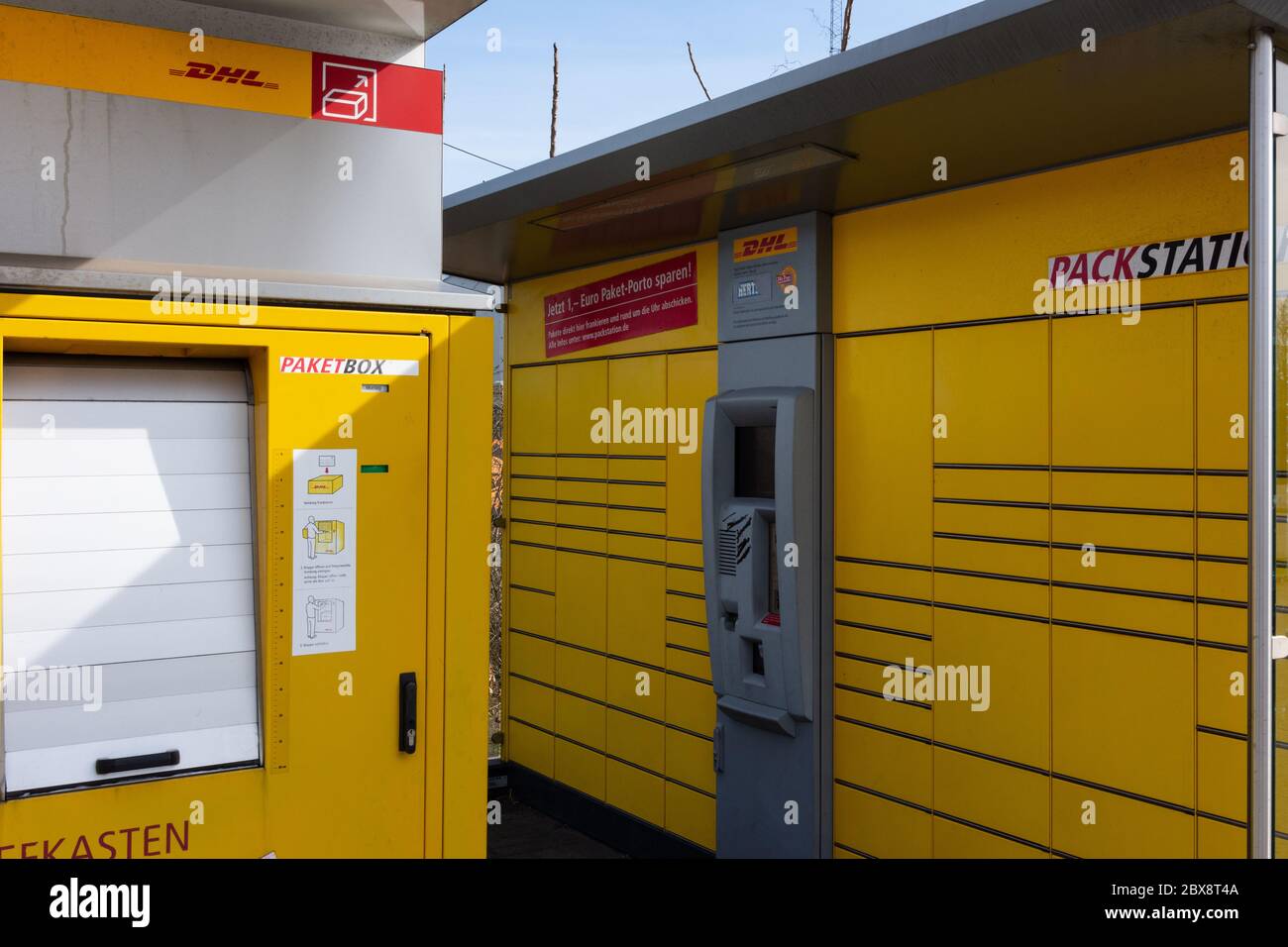 DHL Packstation, wo Kunden ihre Bestellung selbst abholen und auch Pakete  versenden können Stockfotografie - Alamy