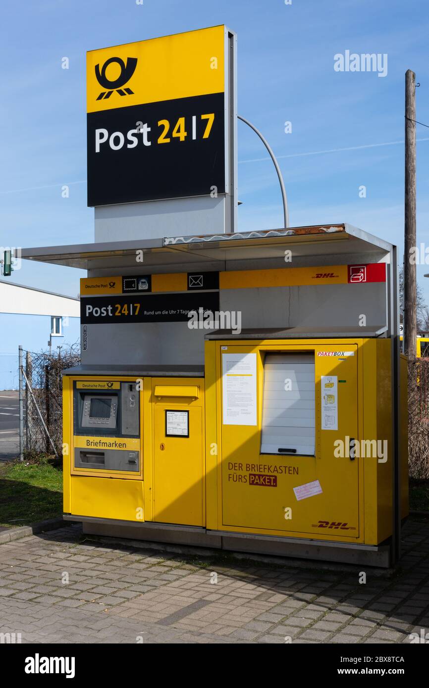 DHL Packstation, wo Kunden ihre Bestellung selbst abholen und auch Pakete  versenden können Stockfotografie - Alamy