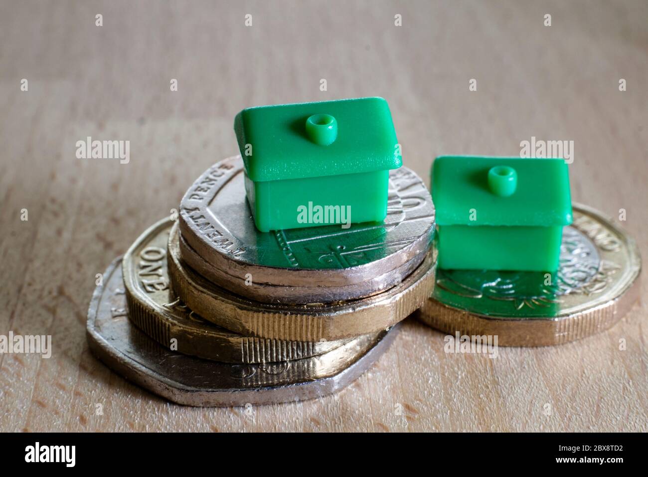 Finanzkonzept. Monopolhäuser und Bargeld, Geld, Darlehen, Hypotheken, Renten-und Schulden. Stockfoto