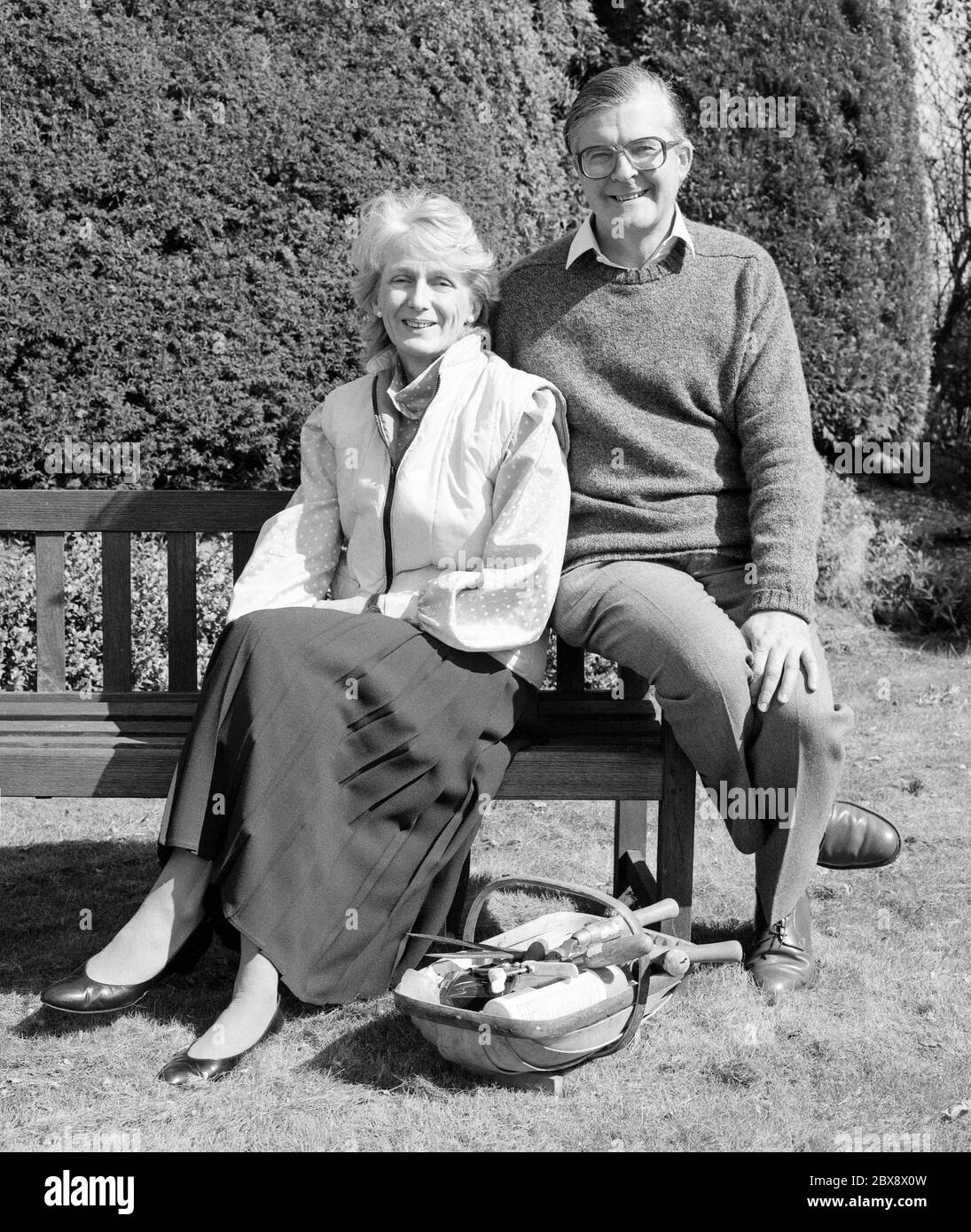 Porträt von Kenneth Baker MP / Baron Baker of Dorking posiert mit seiner Frau Mary. April 1987. Stockfoto
