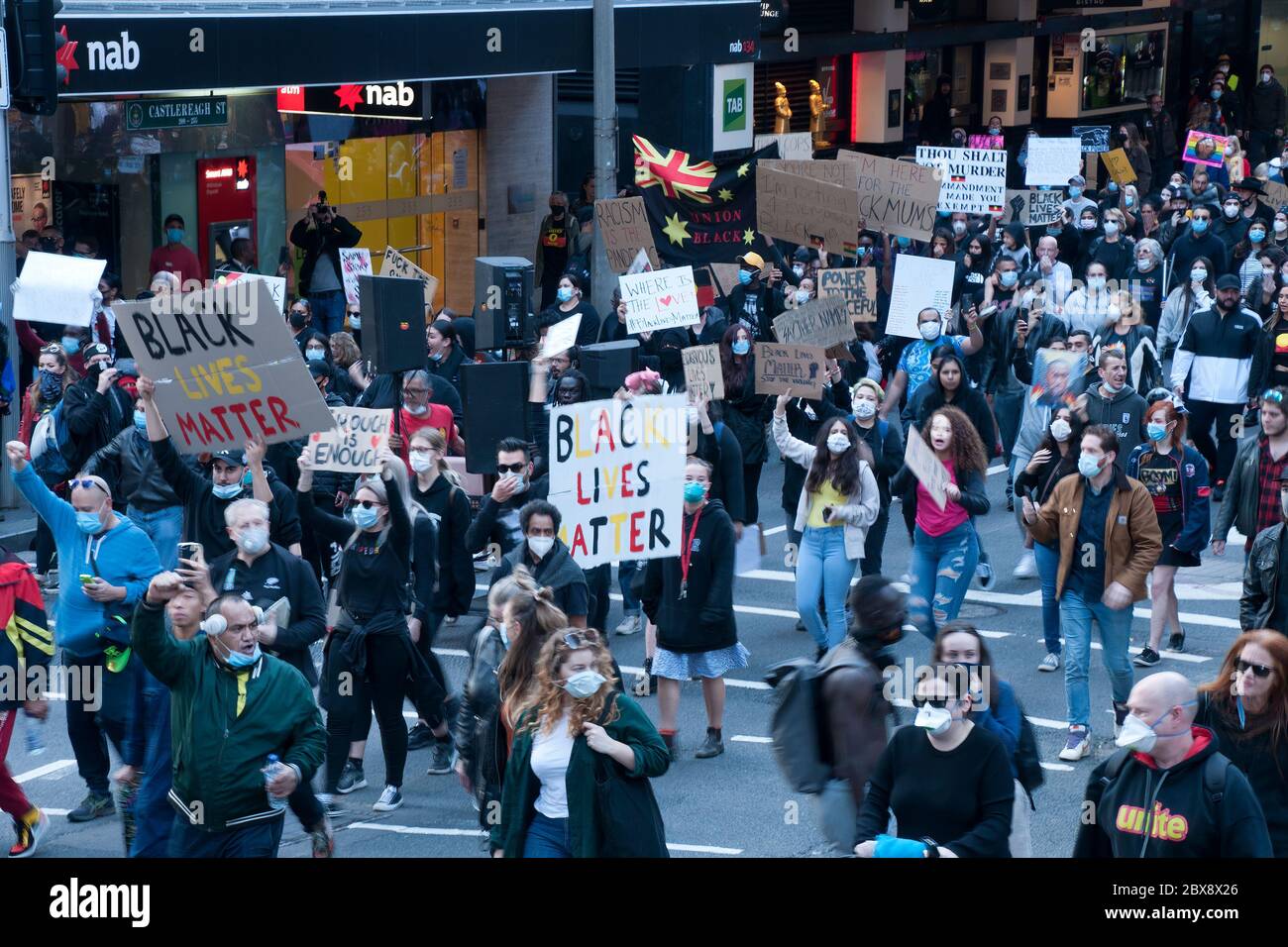 Sydney Australien 6. Juni 2020, Menschen protestieren auf der Straße für schwarze Leben, schwarze Todesfälle in Haft und gegen Rassismus trotz der medi Stockfoto