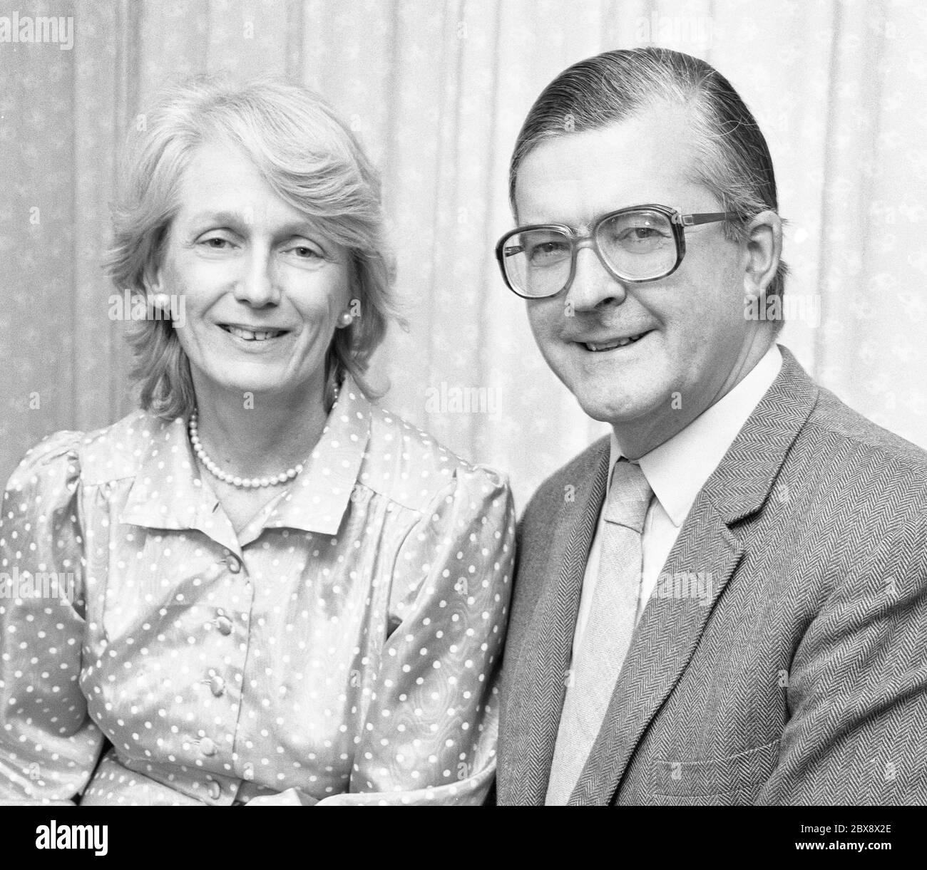 Porträt von Kenneth Baker MP / Baron Baker of Dorking posiert mit seiner Frau Mary. April 1987. Stockfoto