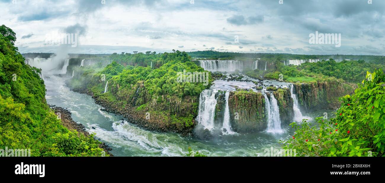 Iguazu Wasserfälle von der brasilianischen Seite mit einem Tousist Boot auf einem kleinen See Stockfoto