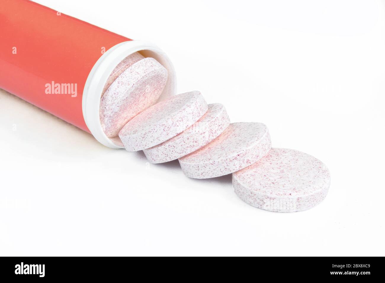 Brausetabletten und rote Verpackungsröhre isoliert auf weißem Hintergrund. Vitamine Stockfoto