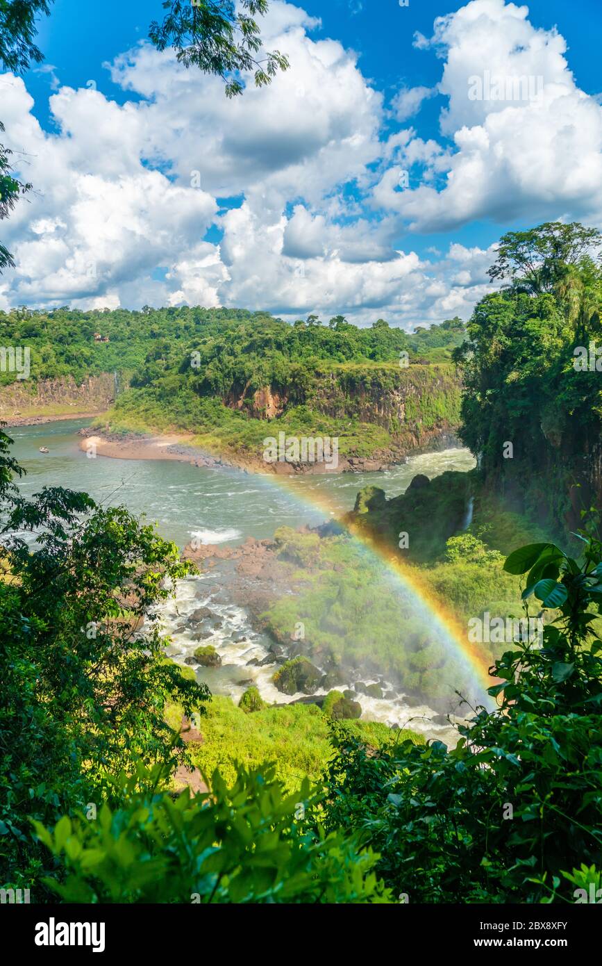 Ein Teil der Iguazu Wasserfälle vom Argentinischen Nationalpark aus gesehen mit einem Regenbogen Stockfoto