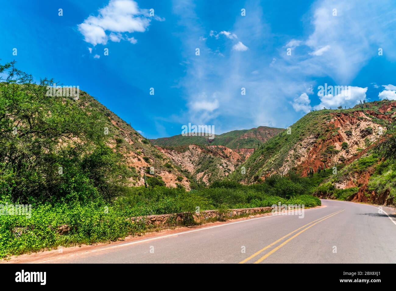 Verlassene Route 40 durch farbenvolle Berge im Parque Nacional Los Cardones (Nationalpark) in der Salta Provence, Argentinien Stockfoto