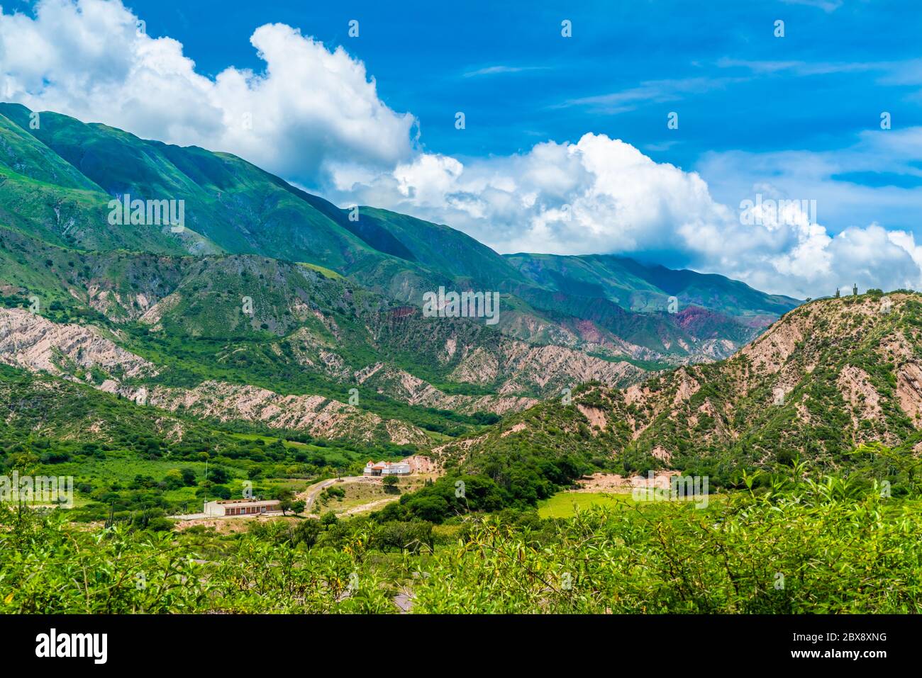 Alte Kirche zwischen den farbenvollen Bergen im Parque Nacional Los Cardones (Nationalpark) in der Salta Provence, Argentinien Stockfoto