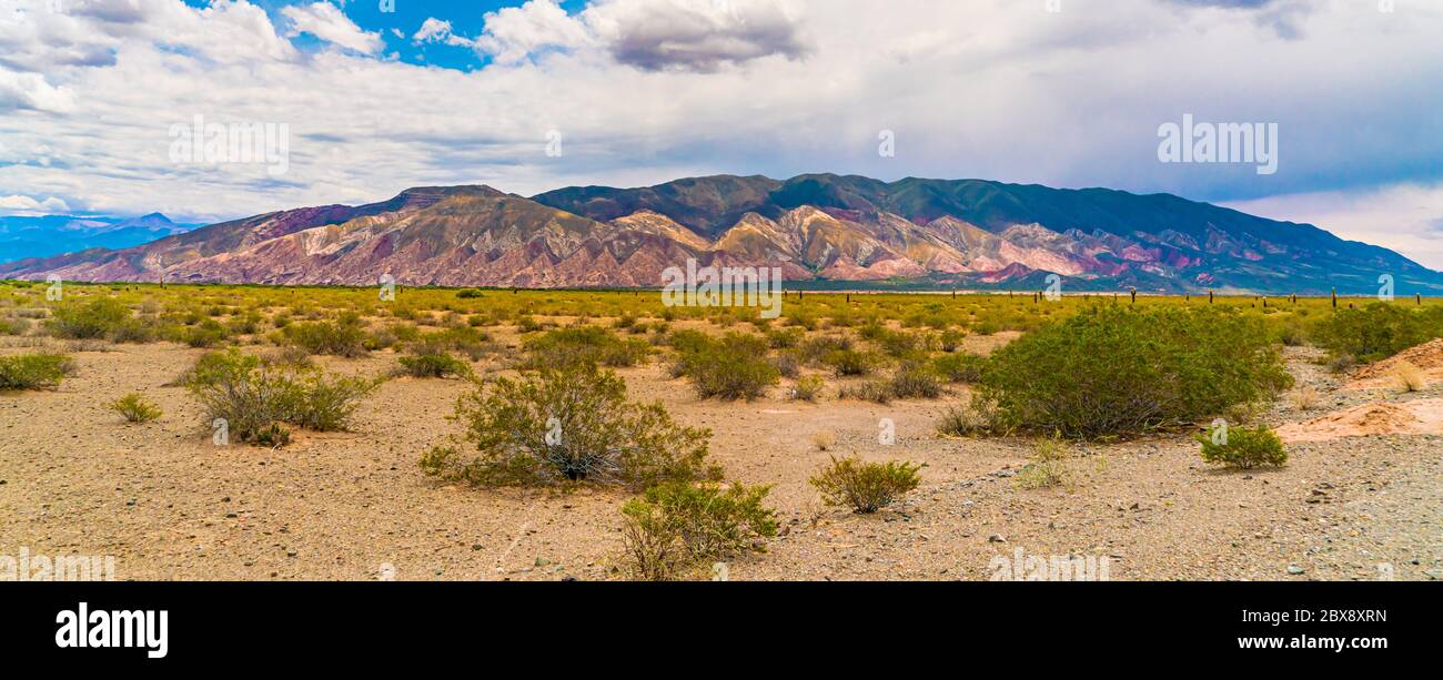 Farbenfrohe Berge im Parque Nacional Los Cardones (Nationalpark) in der Salta Provence, Argentinien Stockfoto