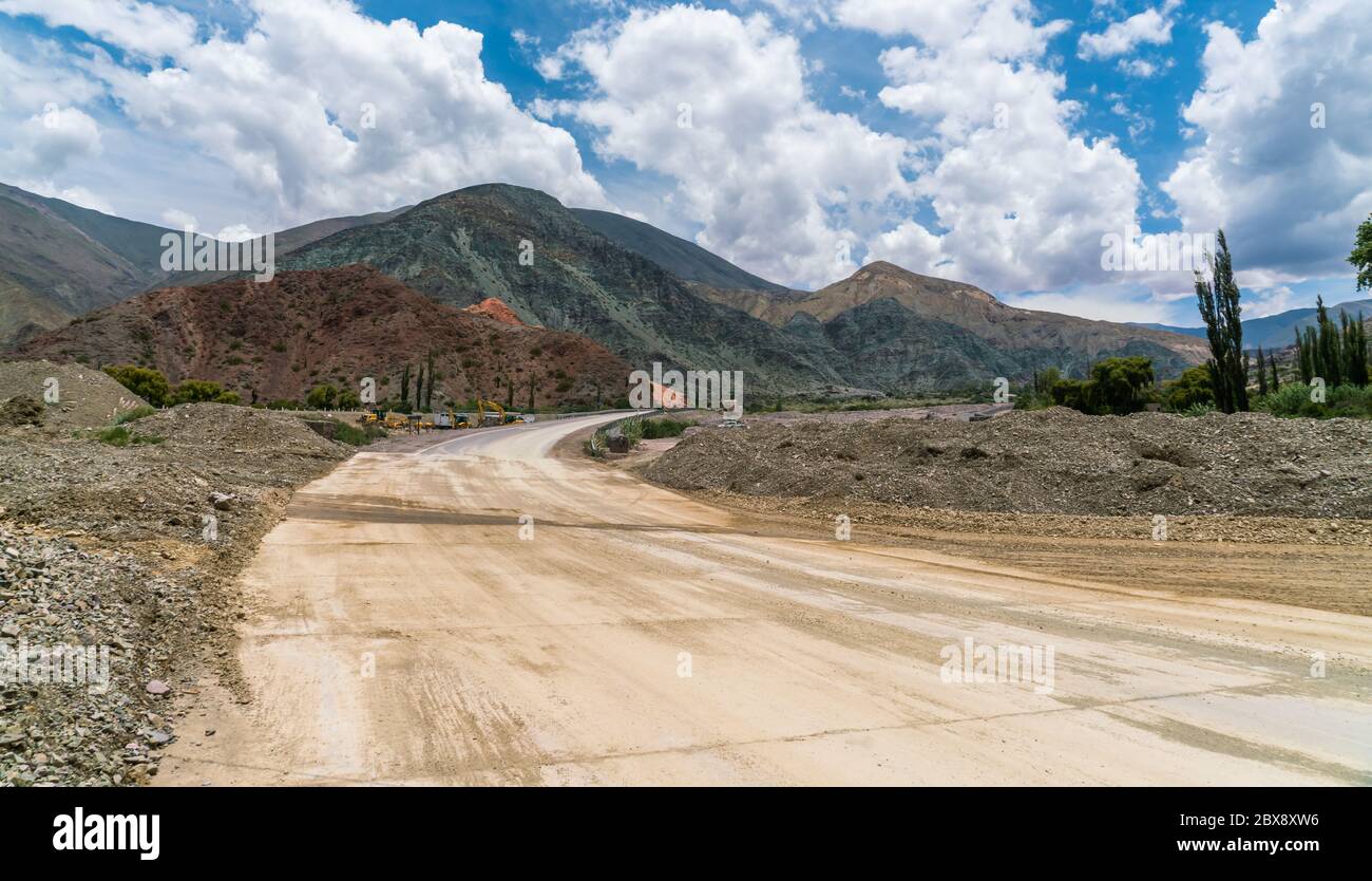 Straßenarbeiten und farbenvolle Berge im Parque Nacional Los Cardones (Nationalpark) in der Salta Provence, Argentinien Stockfoto