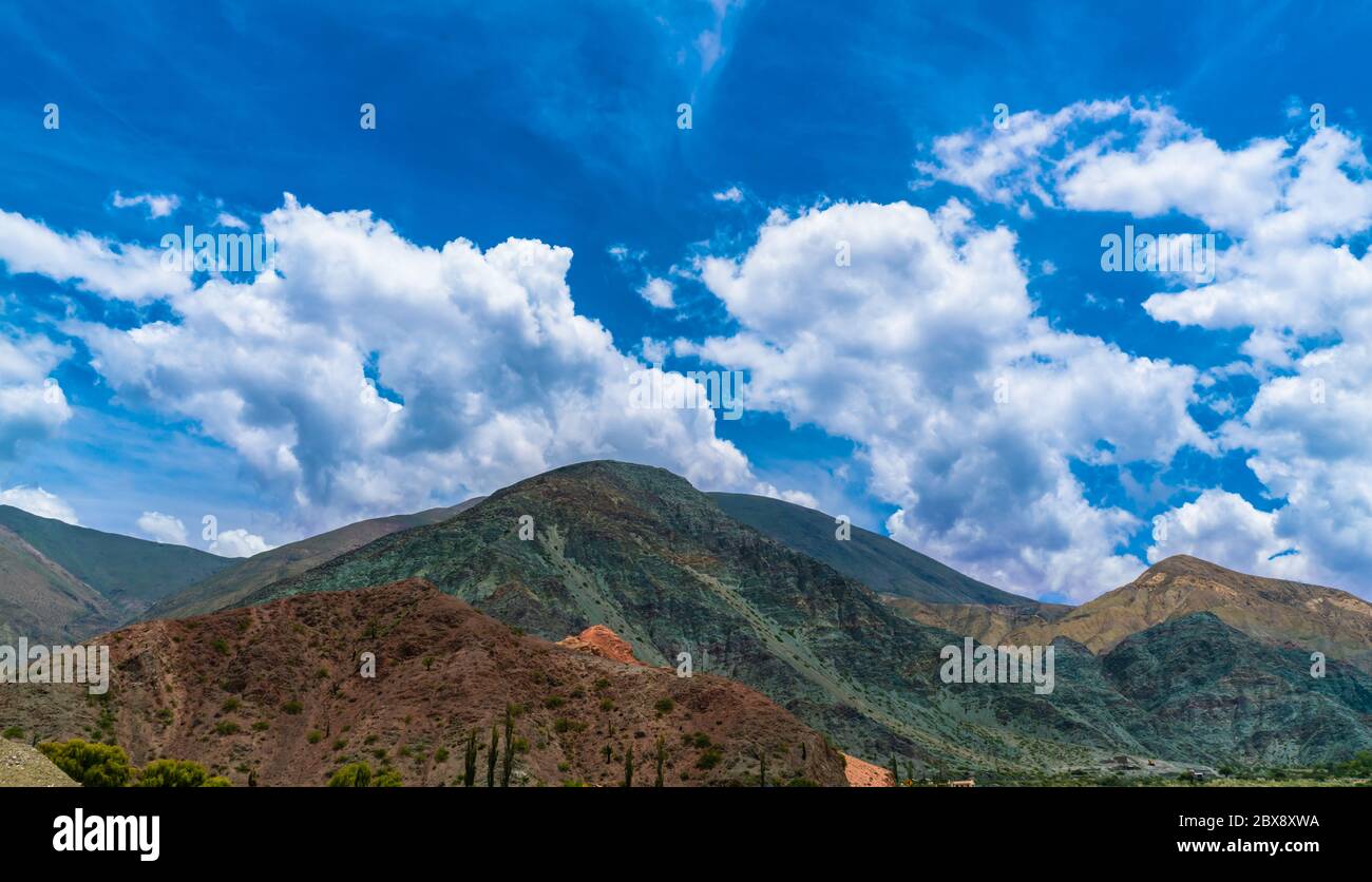 Farbenfrohe Berge im Parque Nacional Los Cardones (Nationalpark) in der Salta Provence, Argentinien Stockfoto