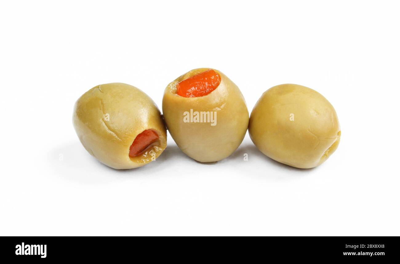 Drei grüne Oliven gefüllt mit rotem Pfeffer. Nass gefüllte Oliven isoliert Stockfoto