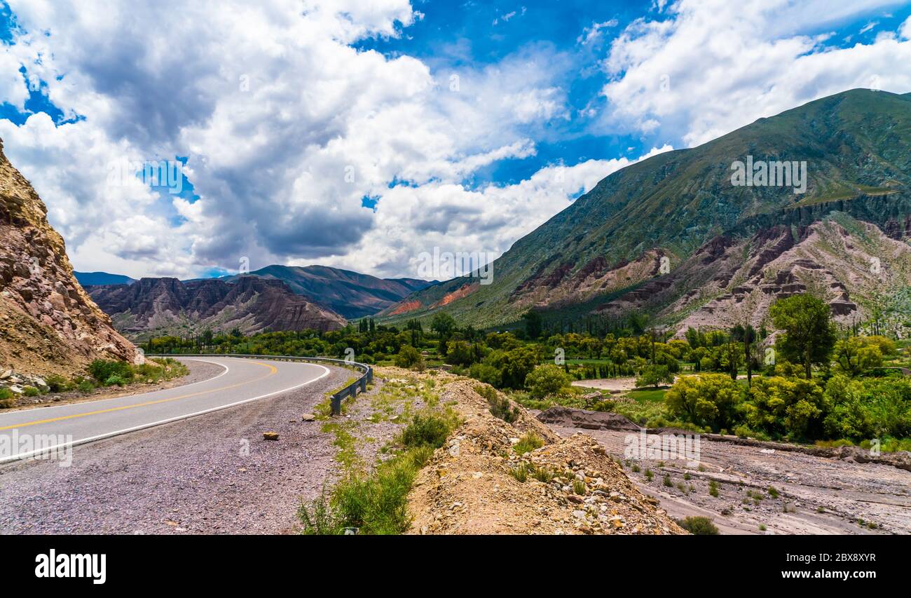 Verlassene Route 40 durch farbenvolle Berge im Parque Nacional Los Cardones (Nationalpark) in der Salta Provence, Argentinien Stockfoto