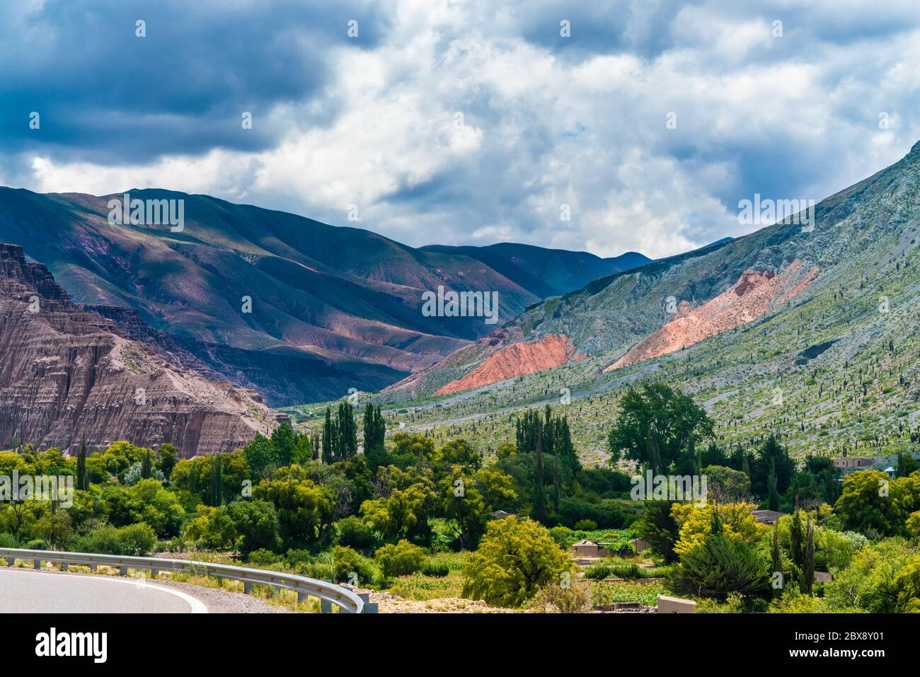 Verlassene Route 40 durch farbenvolle Berge im Parque Nacional Los Cardones (Nationalpark) in der Salta Provence, Argentinien Stockfoto