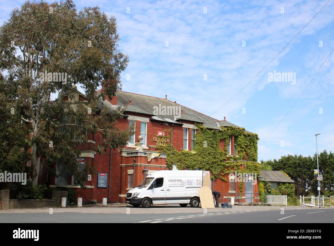 Golden Ball in Pilling, Lancashire mit weißem Van, der draußen geparkt ist, als Rollläden in einem geschlossenen Pub von der Sicherheitsfirma des Grundstücks, Juni 2020, aufgesetzt werden. Stockfoto