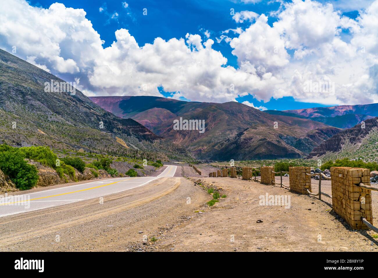 Verlassene Route 40 durch farbenvolle Berge im Parque Nacional Los Cardones (Nationalpark) in der Salta Provence, Argentinien Stockfoto