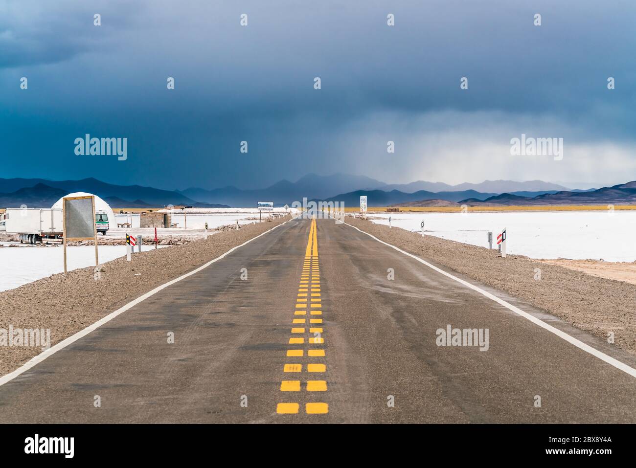 Die Straße mitten im Salzsee bei Salta in der Provinz Jujuy, Argentinien an einem gespenstisch bewölkten Tag Stockfoto