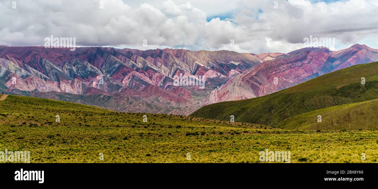 Der berühmte Mirador Hornocal aka Moutain von 14 Farben in der Nähe von Humahuaca, Salta in Argentinien Stockfoto