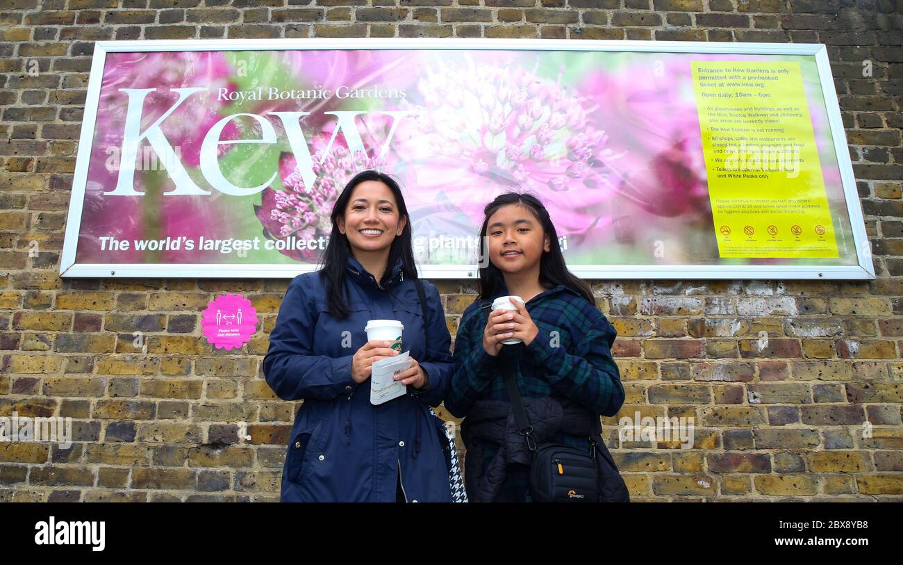 London, Großbritannien. Juni 2020 NHS-Mitarbeiter (St. Mary's, Paddington, London) Tenzin Chime (L) und Tochter Sonam warten auf ihren Eingang, als der Royal Botanic Gardens, Kew, seine Türen zum ersten Mal seit der Sperrung für die Öffentlichkeit öffnet. Der Eintritt ist nur für Mitglieder und NHS-Mitarbeiter auf Zeitfenster beschränkt. Sie sind an diesem Wochenende ausverkauft. Andrew Fosker / Alamy Live News Stockfoto