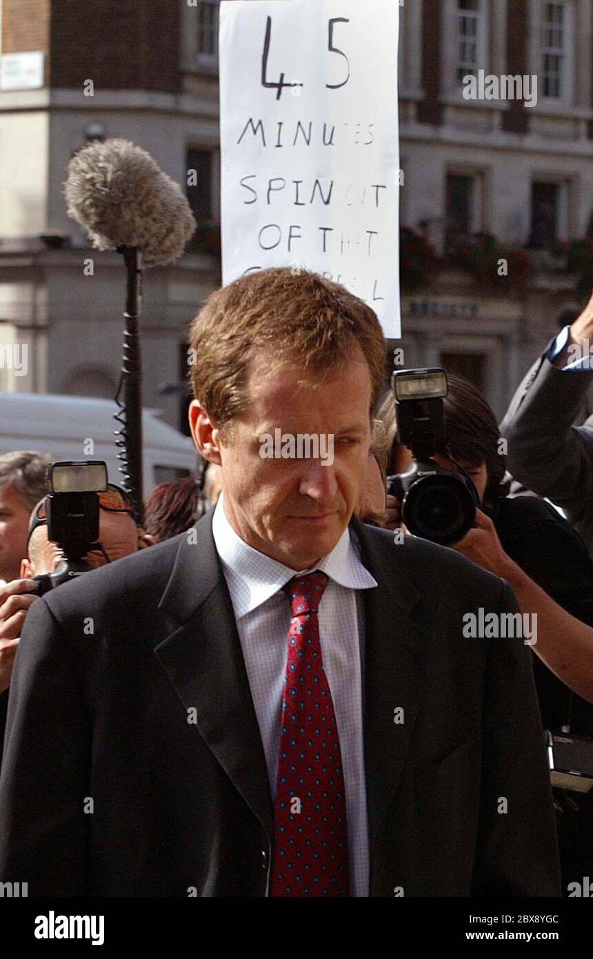 Alistair Campbell, Direktor für Kommunikation mit dem britischen Premierminister Tony Blair, kommt vor den Royal Courts of Justice, um die Hutton-Untersuchung über den Tod des Waffenexperten Dr. David Kelly in London, 19. August 2003, zu belegen. Eine potenziell explosive Untersuchung des Selbstmords der britischen Wissenschaftlerin Kelly wird Blairs rechter Mann Campbell am Dienstag über den Fall, der für einen Krieg im Irak und den Tod des Wissenschaftlers gemacht wurde, befragen. Bild : James Boardman Pressefotografie. Stockfoto Alistair Campbell, Direktor für Kommunikation mit dem britischen Premierminister Tony Blair, kommt vor den Royal Courts of Justice, um die Hutton-Untersuchung über den Tod des Waffenexperten Dr. David Kelly in London, 19. August 2003, zu belegen. Eine potenziell explosive Untersuchung des Selbstmords der britischen Wissenschaftlerin Kelly wird Blairs rechter Mann Campbell am Dienstag über den Fall, der für einen Krieg im Irak und den Tod des Wissenschaftlers gemacht wurde, befragen. Bild : James Boardman Pressefotografie. Stockfoto