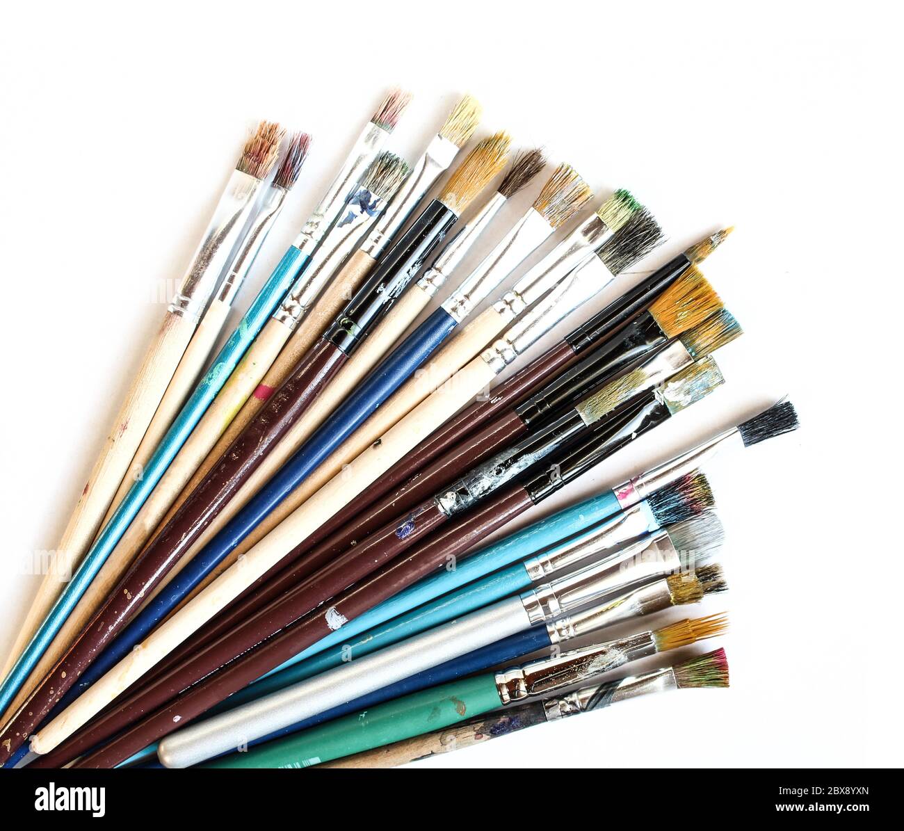 Satz verschmutzter gebrauchter Farbborsten auf weißem Hintergrund isoliert. Pinsel in verschiedenen Farben Stockfoto