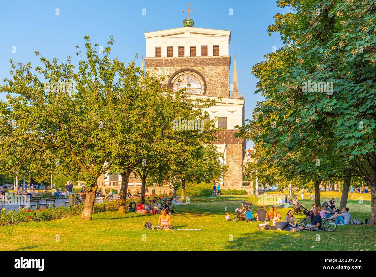 PRAG, TSCHECHISCHE REPUBLIK - 17. AUGUST 2018: Römisch-katholische Kirche des Heiligsten Herzens unseres Herrn auf dem Jiriho z Podebrad Platz, Vinohrady, Prag, Tschechische Republik. Stockfoto