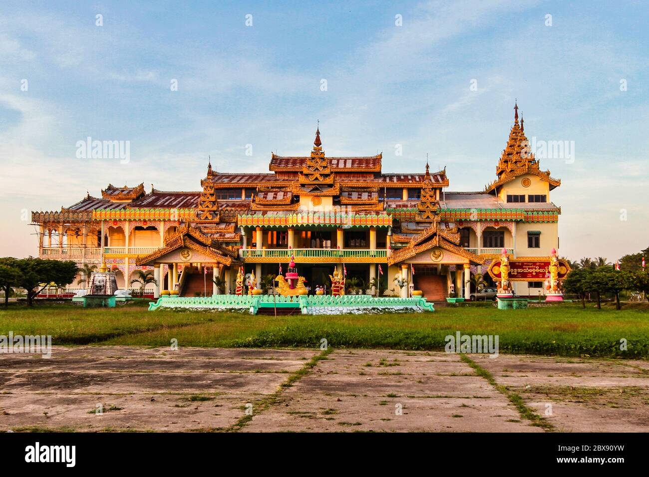 Shwemawdaw Pagode in Bago Pegu, Myanmar. Es wird oft als der Tempel des Goldenen Gottes bezeichnet. Stockfoto