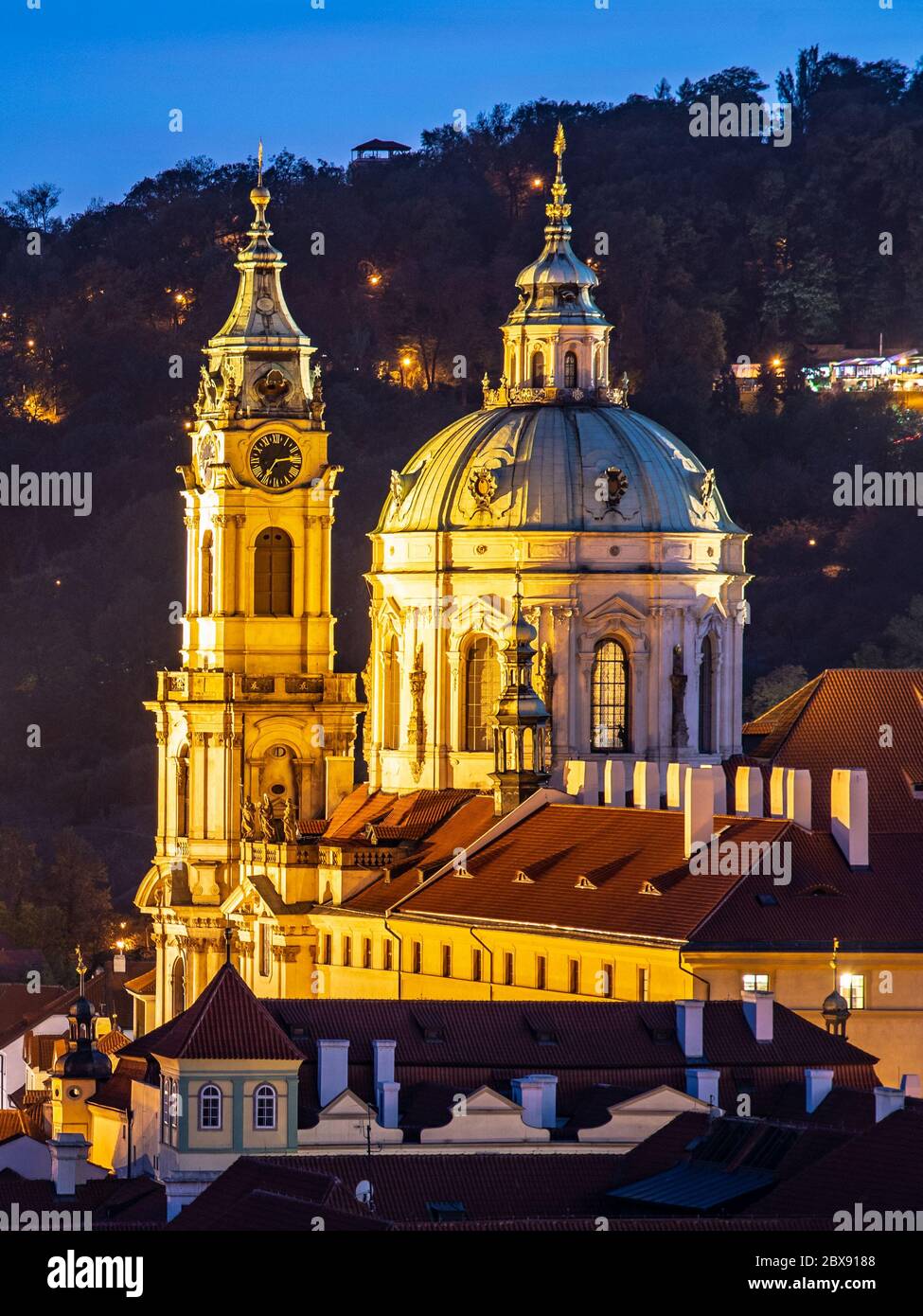 St. Nikolaus Kirche in Mala Strana, Kleinseite, am Abend, Prag, Tschechische Republik. Stockfoto