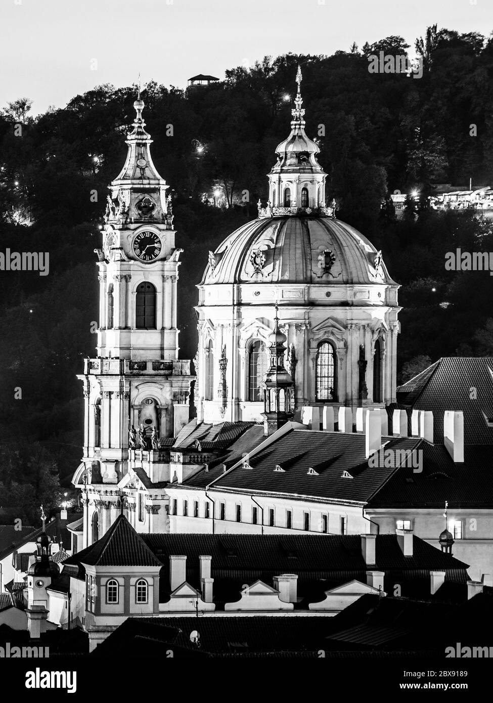 St. Nikolaus Kirche in Mala Strana, Kleinseite, am Abend, Prag, Tschechische Republik. Schwarzweiß-Bild. Stockfoto