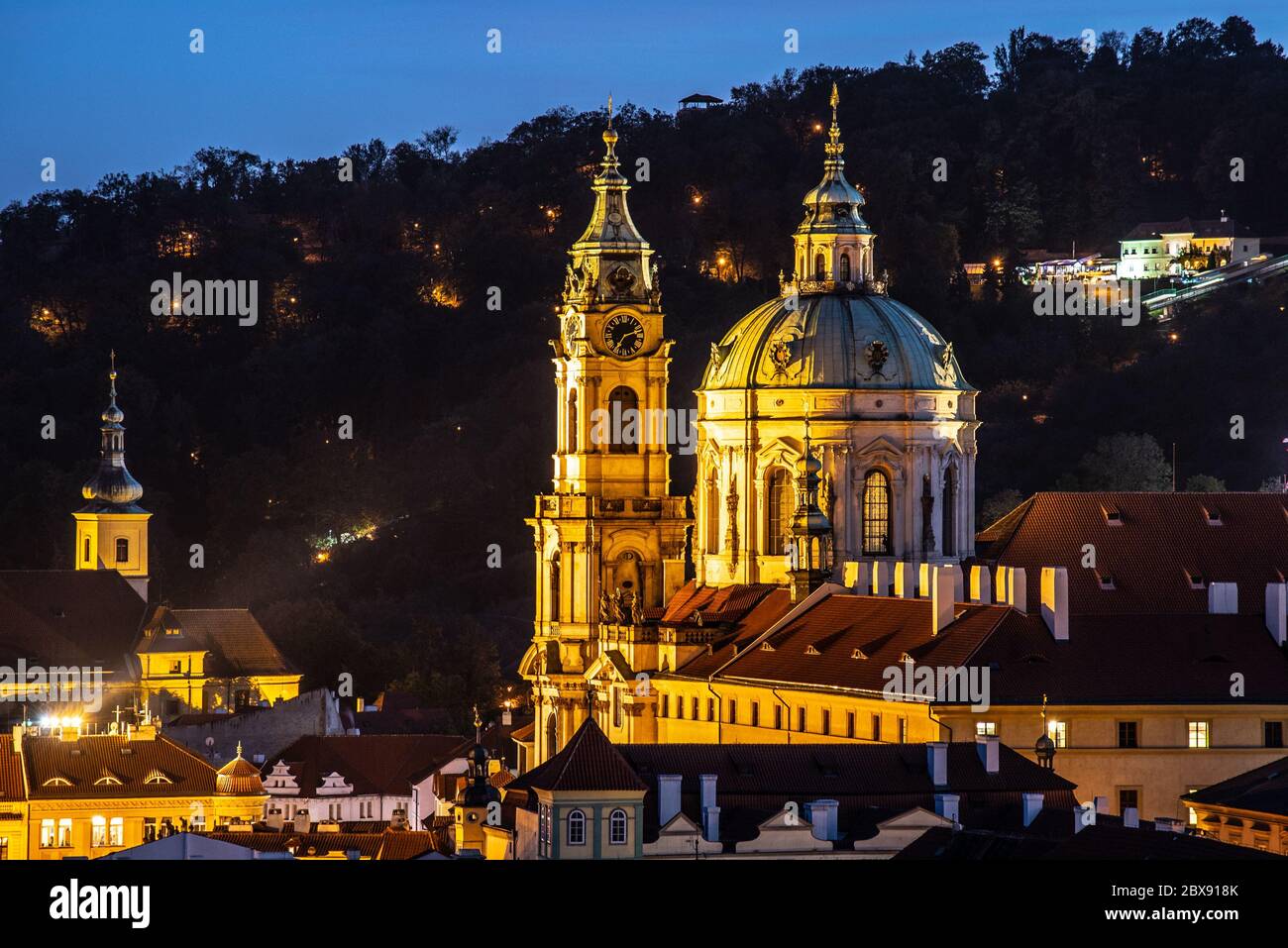St. Nikolaus Kirche in Mala Strana, Kleinseite, am Abend, Prag, Tschechische Republik. Stockfoto