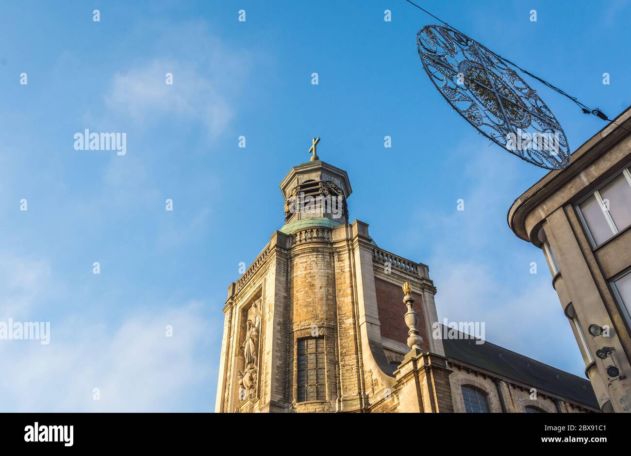 Die Kirche Notre-Dame-du-Finistère in Brüssel, Rue Neuve, Brüssel, Belgien - architektonische Details - Fassade. Stockfoto