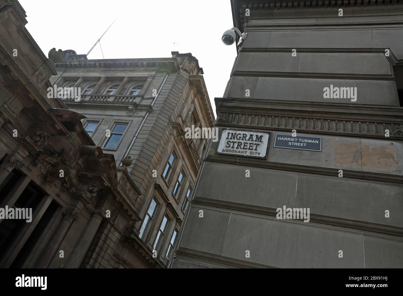 Ein Schild mit der Bezeichnung Ingram Street 'Harriet Tubman Street' in Glasgow. Aktivisten haben Namen von Schwarzen und Bürgerrechtlern im Laufe der Geschichte neben Straßennamen rund um das schottische Zentrum als Teil der anhaltenden weltweiten Demonstrationen nach dem Tod von George Floyd, der am 25. Mai getötet wurde, während in Polizeigewahrsam in der US-Stadt Minneapolis. Stockfoto