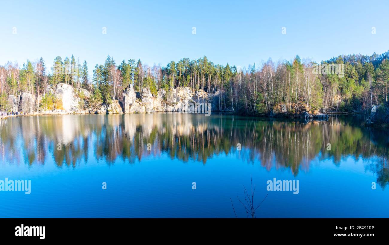 Natursee in Adrspach Felsen an sonnigen Herbsttag. Adrspach-Teplice Sandsteinfelsen Stadt, Tschechische Republik. Stockfoto