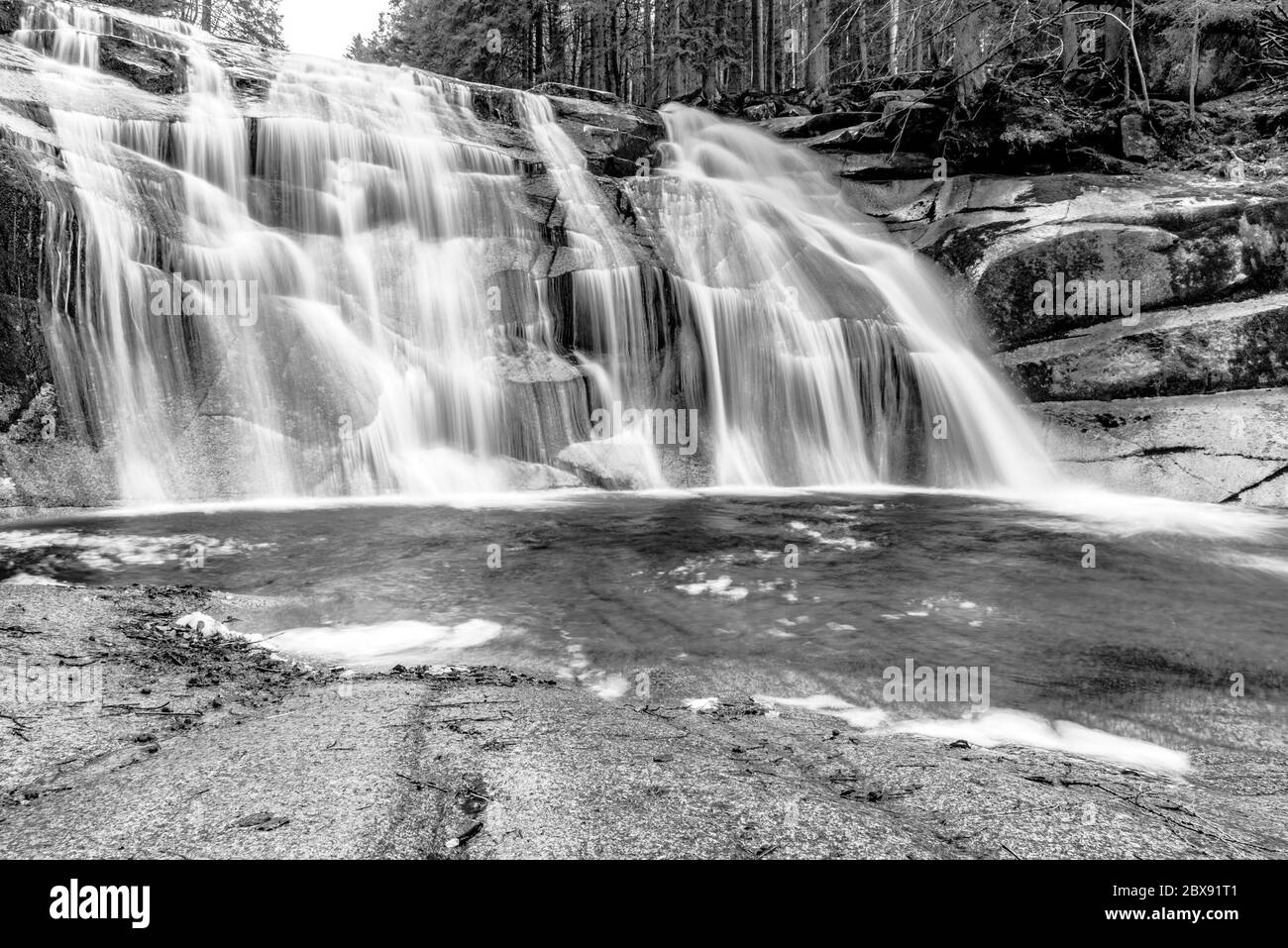 Mumlava Wasserfall im Herbst, Harrachov, Riesengebirge, Nationalpark Riesengebirge, Tschechische Republik. Schwarzweiß-Bild. Stockfoto
