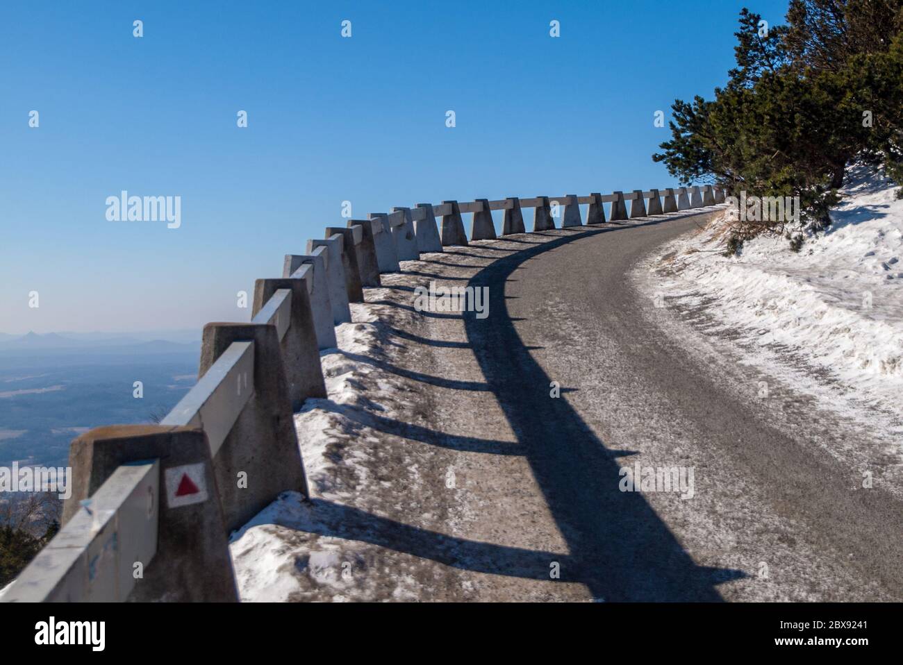Straße zum Jested Berg an sonnigen Wintertagen, Liberec, Tschechische Republik. Stockfoto