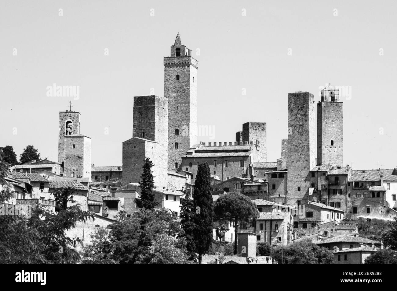 San Gimignano - mittelalterliche Stadt mit vielen Steintürmen, Toskana, Italien. Panoramablick auf die Stadt. Schwarzweiß-Bild. Stockfoto